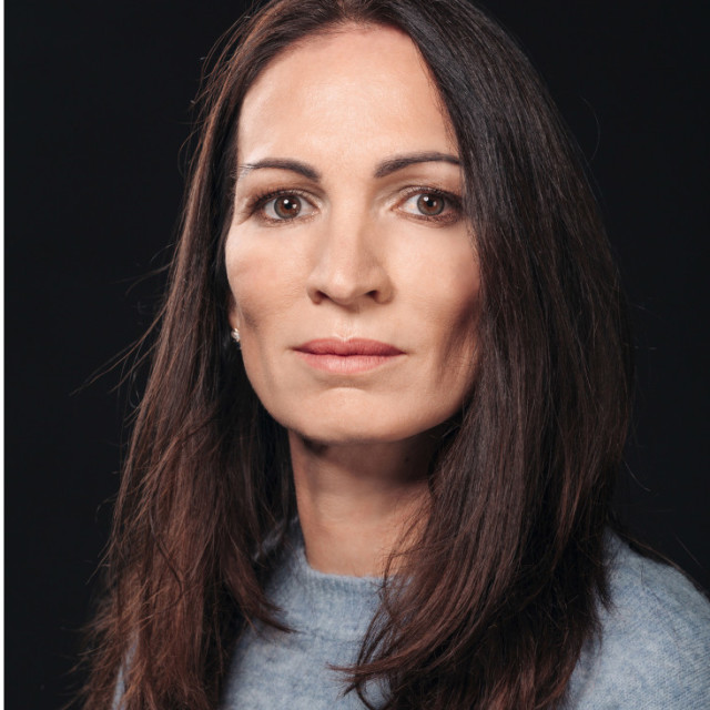 Елена Каналес